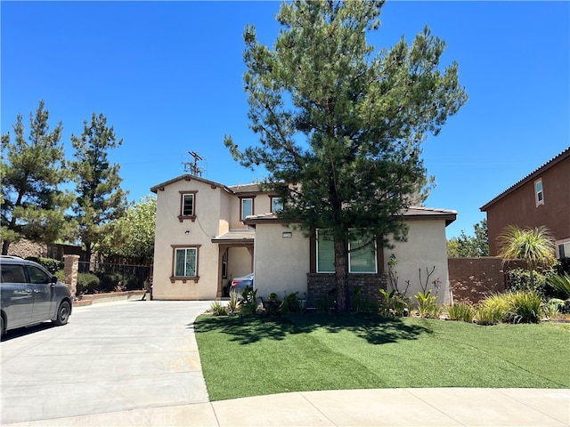 view of front facade featuring a front lawn