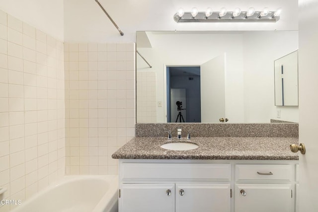 bathroom with vanity and tiled shower / bath