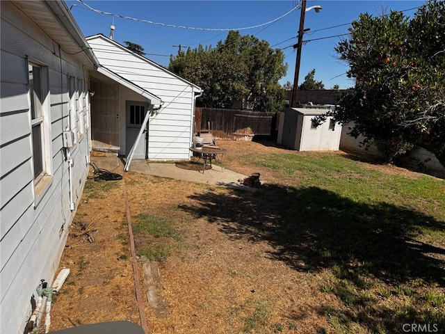 view of yard featuring a shed