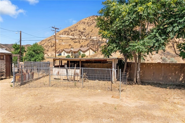 view of yard with a mountain view and an outbuilding