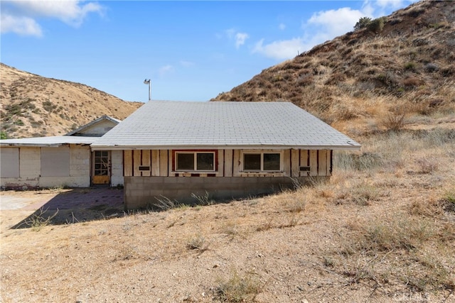 view of front of property with a mountain view