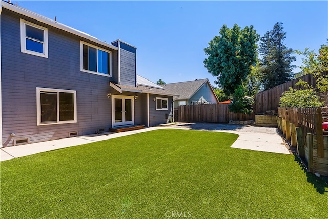 view of yard featuring a patio