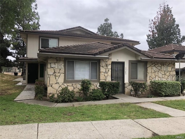 view of front of home with a front lawn