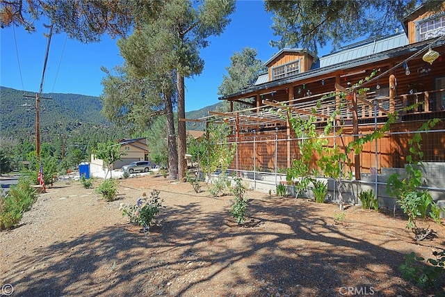 view of yard featuring a mountain view