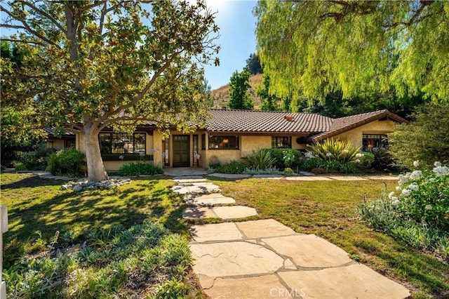 view of front of house with a front lawn