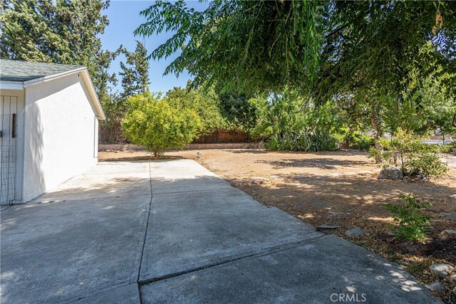 view of yard featuring a patio area