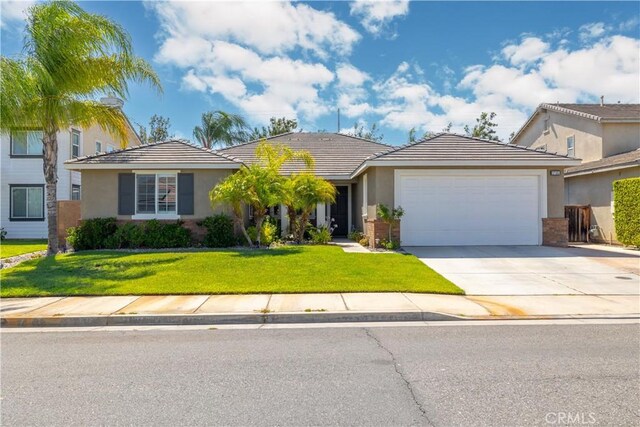 ranch-style house featuring a front lawn and a garage