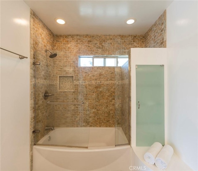 bathroom featuring tiled shower / bath