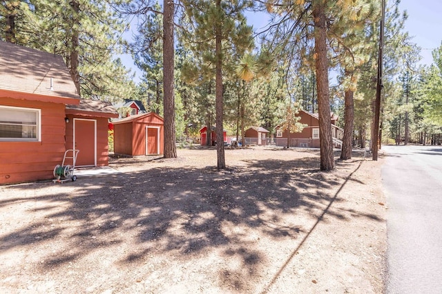 view of yard featuring a storage shed