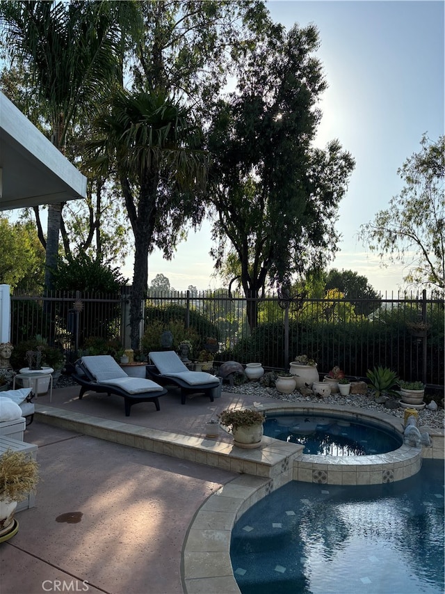 view of pool with an in ground hot tub and a patio area