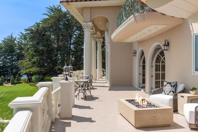 view of patio featuring a fire pit