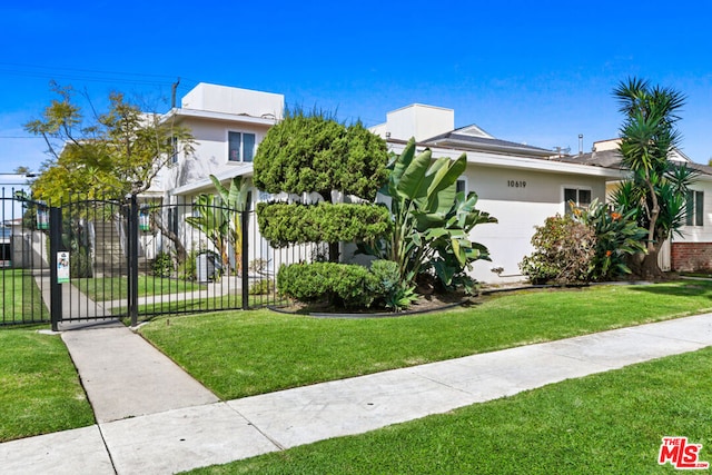 view of front of property featuring a front yard