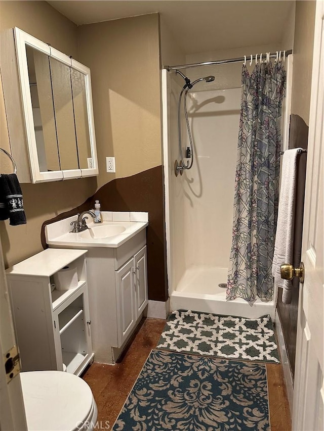 bathroom with a shower with curtain, toilet, and vanity