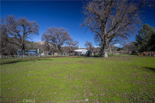 view of yard featuring a rural view