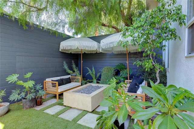 2151 S W View St, Los Angeles, CA 90016 - view of patio