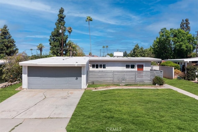 single story home featuring a front yard