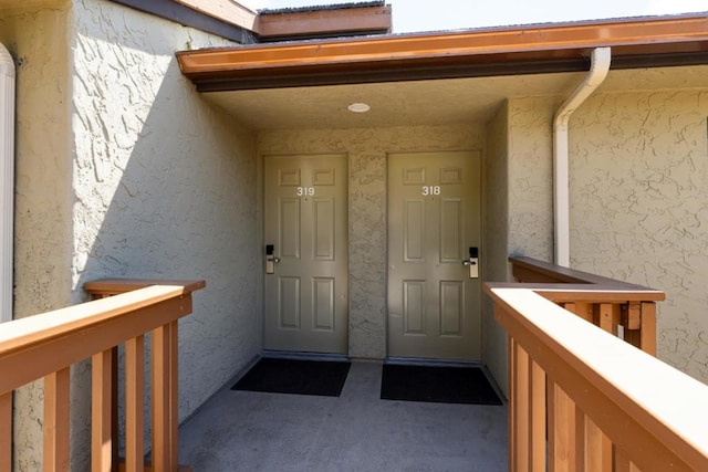 property entrance featuring a balcony