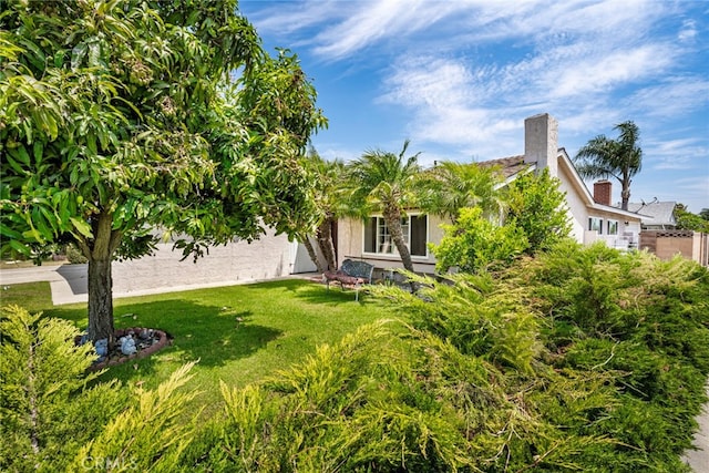 view of front of house featuring a front lawn