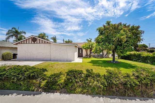 view of front of property with a front yard