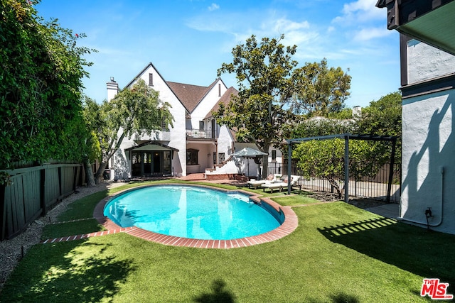 view of swimming pool featuring a yard