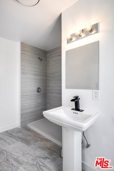 bathroom featuring a tile shower