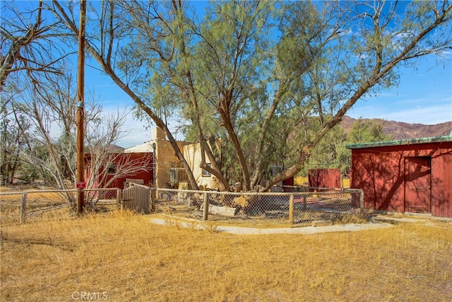 view of yard with a mountain view