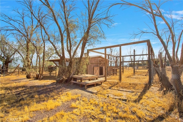 view of yard with an outdoor structure