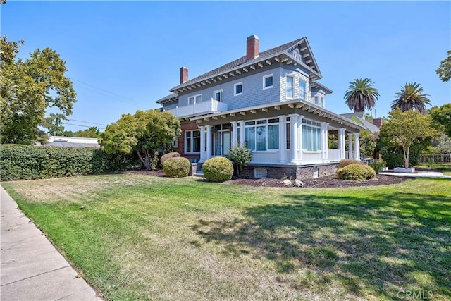 view of front of home with a front lawn