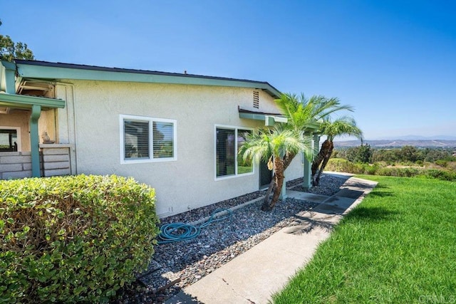 view of side of property featuring a lawn