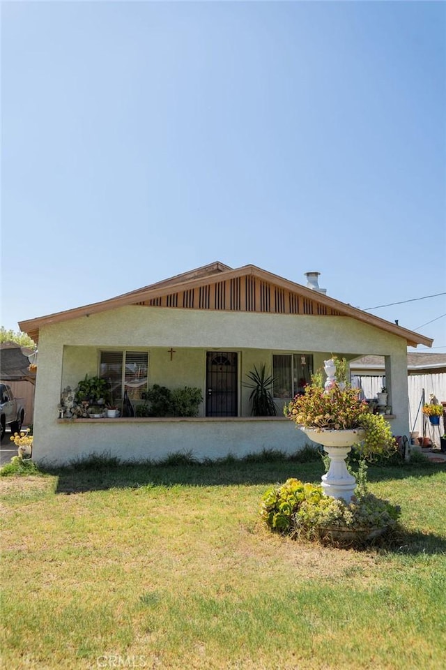 view of front facade featuring a front yard