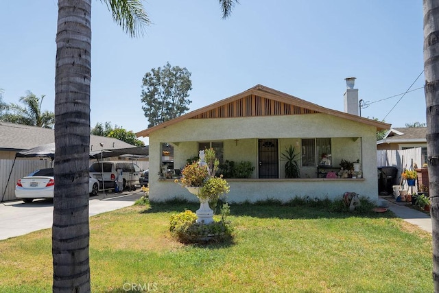 view of front of property featuring a front yard and covered porch