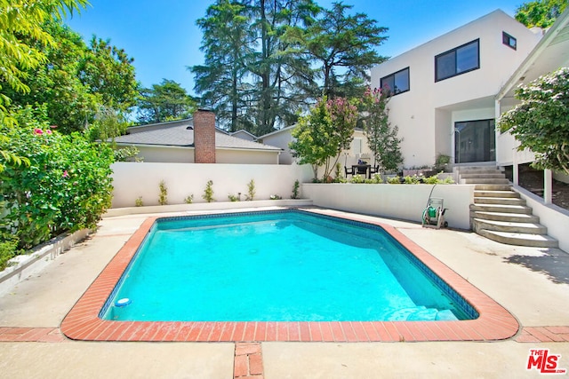 view of swimming pool