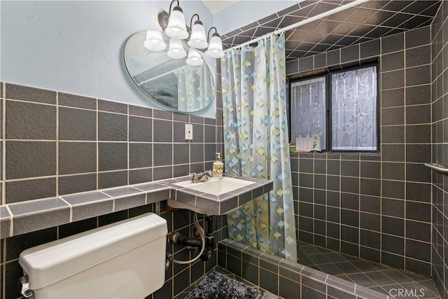 bathroom featuring curtained shower, tile walls, toilet, and tasteful backsplash