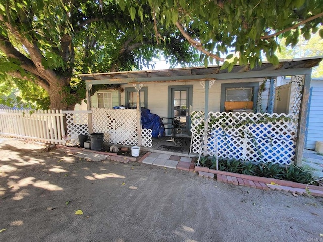 ranch-style house featuring a porch