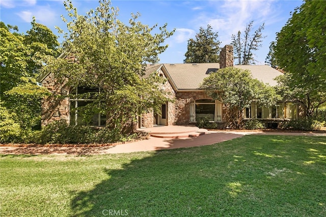 view of front of property with a front lawn