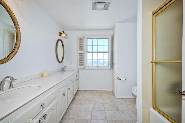 full bath with combined bath / shower with glass door, a sink, toilet, and baseboards