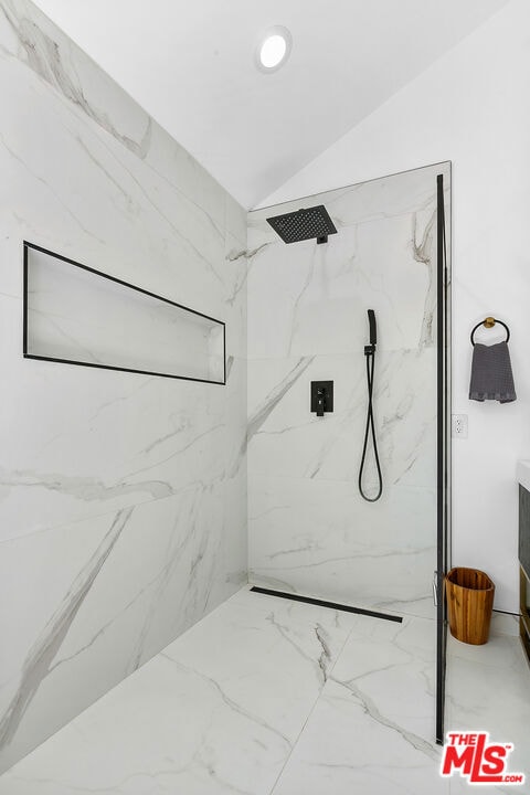 bathroom featuring tiled shower