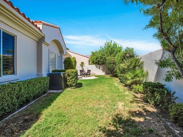 view of yard with a patio