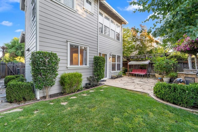 view of yard featuring a patio area