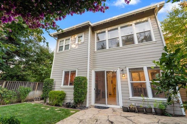 view of front of home featuring a front yard