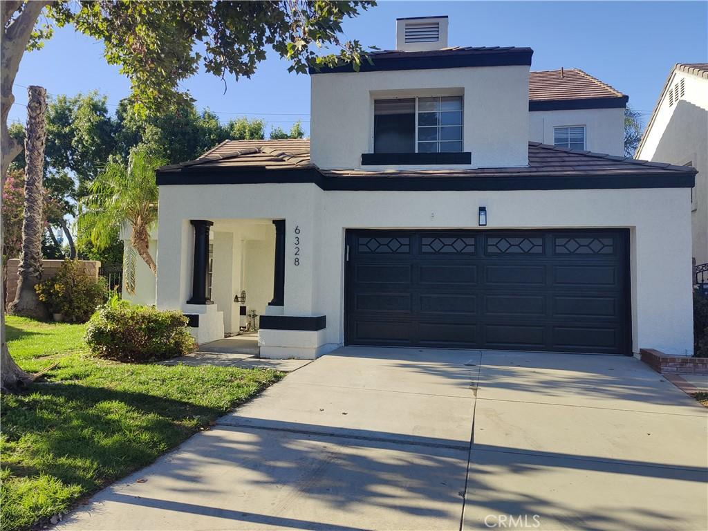 view of front facade featuring a front yard and a garage