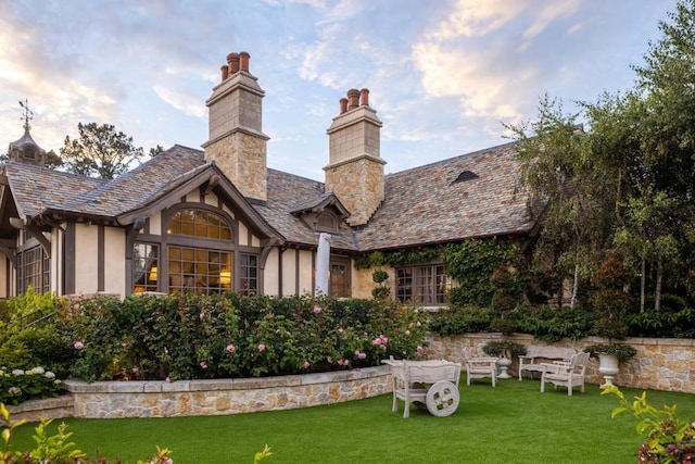 back of house featuring a lawn