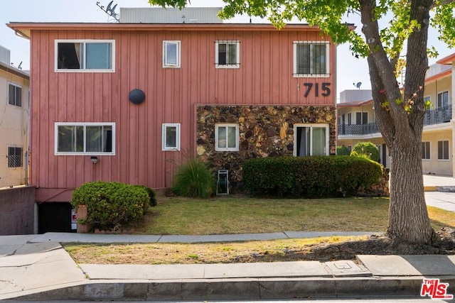 view of front of home featuring a front lawn