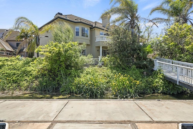 view of front of home featuring a balcony