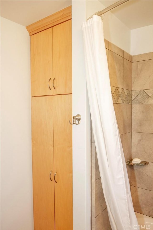 bathroom featuring curtained shower