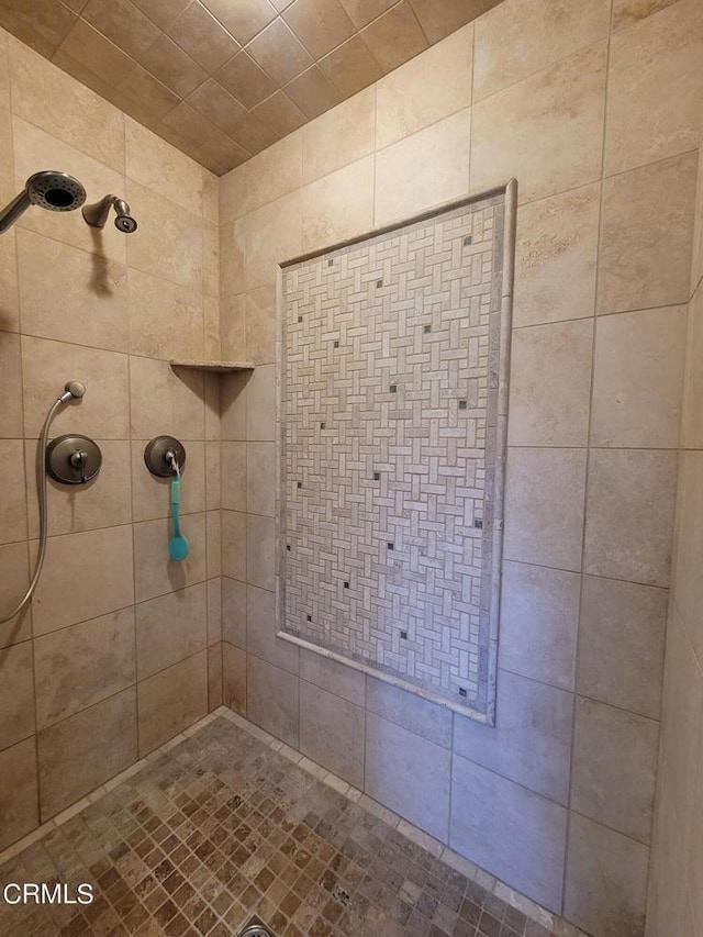 bathroom featuring a tile shower