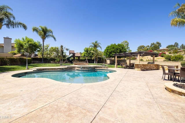 view of pool featuring an in ground hot tub, a pergola, and a patio area