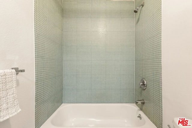 bathroom featuring tiled shower / bath