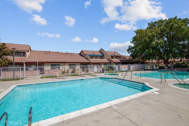 43334 32nd St W Unit 44, Lancaster, CA 93536 - community pool with a community hot tub, a patio area, and a residential view