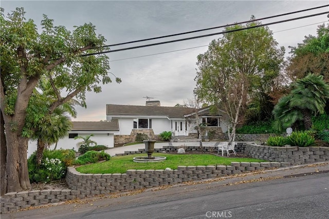 view of front facade featuring a front yard